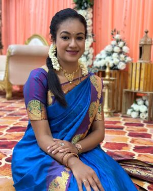 Shruthi Narayanan Instagram - Vidhya from the recent sets of Siragadikka Aasai, Totally in love with this saree and neck piece.

#kanmani #guna #trending #influencer #instamodels #sareelove #actress #vidhya #vijaytvserial #siragadikkaaasai #shruthinarayanan