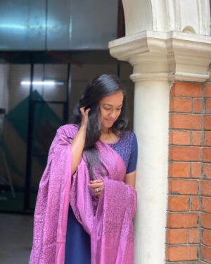 Shruthi Narayanan Instagram - Annal mele panithuli 🔮💜
