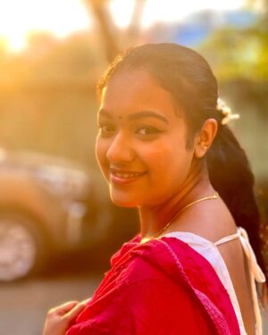 Shruthi Narayanan Instagram - I guess the sun kissed me to much ☀️😘
.
.
#actress #shruthinarayanan #instamodels #influencer #explorepage #explore #fyp #trending #siragadikkaaasai #vijaytvserial #vidhya