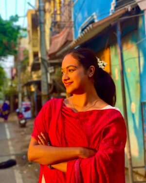 Shruthi Narayanan Instagram - I guess the sun kissed me to much ☀️😘
.
.
#actress #shruthinarayanan #instamodels #influencer #explorepage #explore #fyp #trending #siragadikkaaasai #vijaytvserial #vidhya