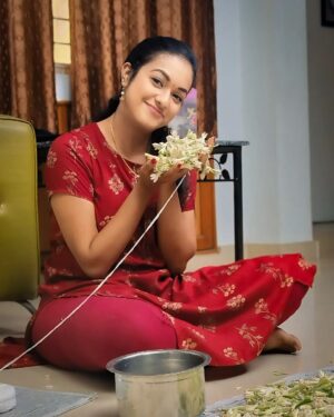 Shruthi Narayanan Instagram - Nambalu poo kata kathukutom la... 🤭🙈🧚‍♂️
Credits to #meena .
.
.
#siragadikkaaasai #siragadikkaaasaiserialvijaytv #vijaytelevision #serial #poo #muthu #meena #rohini #vidhya #shruthinarayanan #explorepage #trending #fyp #vijaytv #serialactress #actress 

Pc: @as_comrade05