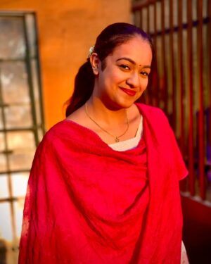 Shruthi Narayanan Instagram - I guess the sun kissed me to much ☀️😘
.
.
#actress #shruthinarayanan #instamodels #influencer #explorepage #explore #fyp #trending #siragadikkaaasai #vijaytvserial #vidhya