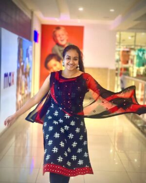 Shruthi Narayanan Instagram - In my happy zone 😊 😃 ❤️🤍🖤♥️
.
.
[ Happy, Actress, Random post]

#trending #explorepage #vidhya #siragadikkaaasai #vijaytvserial #shruthinarayanan #happy #fyp #summer