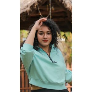 Shruthi Narayanan Instagram - Be a game changer; the world is already full of players.
.
.
Hair: @la_shine_academy 
📸: @blackanbluephotography 
Location: @cocoretreatfarm
.
.
[Curly hairstyle, New Photoshoot, Photoshoot, Model, Influencer, Actress, Artist]

#model #actress #curlyhair #curlyhairstyles #sportsphotography #photographylovers #influncer #actress #shruthinarayanan #vidhya #siragadikkaaasai #geethanjalibhavya #vijaytv