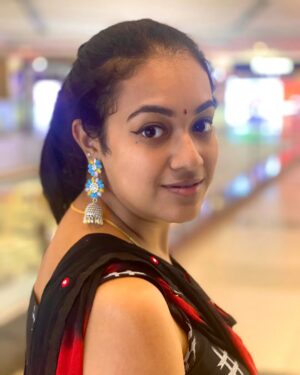 Shruthi Narayanan Instagram - In my happy zone 😊 😃 ❤️🤍🖤♥️
.
.
[ Happy, Actress, Random post]

#trending #explorepage #vidhya #siragadikkaaasai #vijaytvserial #shruthinarayanan #happy #fyp #summer