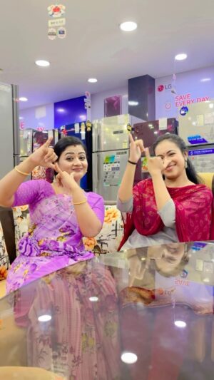 Shruthi Narayanan Instagram - Simply did #trending #trendingreels #reelsinstagram #reelkarofeelkaro #reelitfeelit #reelsindia #gomathipriya #shruthinarayanan #meena #vidhya #siragadikkaaasai #vijaytelevision #vikatan #behappy #bekind #blessed #laapataaladies #bestie  Video @sridevaa16