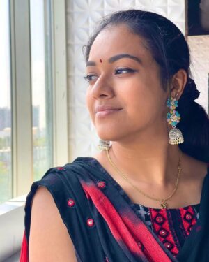 Shruthi Narayanan Instagram - Happy morning 🌄 ☺️ 

#trending #explorepage #fyp #selfcare #self-portrait #shruthinarayanan #vijaytvserial #vidhya #siragadikkaaasai #explorepage
