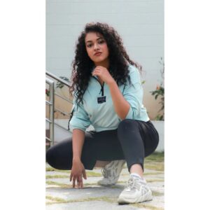 Shruthi Narayanan Instagram - Exploring new styles always brings in new self confidence...
.
.
Hair: @la_shine_academy 
📸: @blackanbluephotography 
.
.
[Curly hairstyle, New Photoshoot, Photoshoot, Model, Influencer, Actress, Artist]

#model #actress #curlyhair #curlyhairstyles #sportsphotography #photographylovers #influncer #actress #shruthinarayanan #vidhya #siragadikkaaasai #geethanjalibhavya #vijaytv
