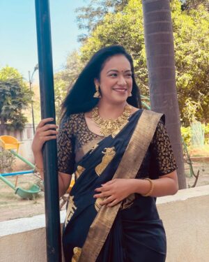 Shruthi Narayanan Instagram - Saree love ❤️ 😍 
.
.
#instagood #instagram #blackandwhite #blacksaree #actress #shruthinarayanan ##vidhya #siragadikkaasai #explorepage #fyp