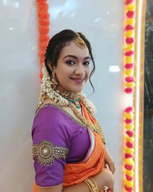 Shruthi Narayanan Instagram - Felt cute so posting it from the sets of #geethanjali in Gemini TV
Honoured to do the character "Bhavya" in Geethanjali.
.
Special thanks to @arun_aravind_twins
for the oportunity.
.
MAU: @saran_mua
Hair: @la_shine_academy
Jewels: @nakshi_bridal_jewellery_
Costume: @lakshanam_designerstudio
Prepleating: @bridalbeauty04
.
.
#geethanjali #geminitv #geminitvserials #geethanjalibhavya #shruthinarayanan #serial #actress #explorepage #fyp #trendingreels