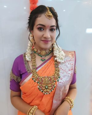 Shruthi Narayanan Instagram - Felt cute so posting it from the sets of #geethanjali in Gemini TV
Honoured to do the character "Bhavya" in Geethanjali.
.
Special thanks to @arun_aravind_twins
for the oportunity.
.
MAU: @saran_mua
Hair: @la_shine_academy
Jewels: @nakshi_bridal_jewellery_
Costume: @lakshanam_designerstudio
Prepleating: @bridalbeauty04
.
.
#geethanjali #geminitv #geminitvserials #geethanjalibhavya #shruthinarayanan #serial #actress #explorepage #fyp #trendingreels