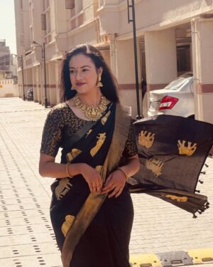 Shruthi Narayanan Instagram - Saree love ❤️ 😍 
.
.
#instagood #instagram #blackandwhite #blacksaree #actress #shruthinarayanan ##vidhya #siragadikkaasai #explorepage #fyp