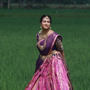 Shruthi Narayanan Instagram - 🎆💗✨️
.
.
📸: @blackanbluephotography 
Makeup: @saran_mua 
Hair: @la_shine_academy 
Costume: @rekha_rental
Jewels: @twin_brothers_kanchi_plaza 
.
.
#pongal #pongalcelebration #pongalphotoshoot😁😎 #festiveseason #goodtimes #newstart #geethanjali #geethanjalibhavya #siragadikkaaasai #siragadikkaaasaividhya #vijaytv #serial #actress #explore #trendingreels