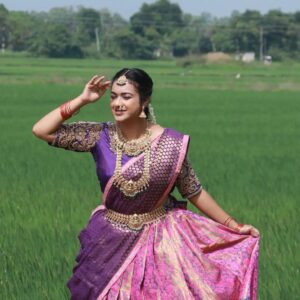 Shruthi Narayanan Instagram - 🎆💗✨️
.
.
📸: @blackanbluephotography 
Makeup: @saran_mua 
Hair: @la_shine_academy 
Costume: @rekha_rental
Jewels: @twin_brothers_kanchi_plaza 
.
.
#pongal #pongalcelebration #pongalphotoshoot😁😎 #festiveseason #goodtimes #newstart #geethanjali #geethanjalibhavya #siragadikkaaasai #siragadikkaaasaividhya #vijaytv #serial #actress #explore #trendingreels