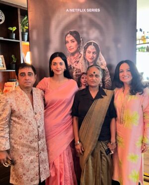 Shruti Sharma Instagram - Happiest day of my life 🧿🥹🥰
Received soooo much love today that my heart is overflowing with gratitude 🙏🏻
I am grateful for all the love and appreciation I have received for #saima 🙏🏻🌸 
THANKYOU ♥️
#heeramandi #wholecast 
#saima 
#gratitude 

Styled by: @styleitupbyaashna 
Saree:  @readiprintfashions  @indianweddingsaree × @pixelpulsepr