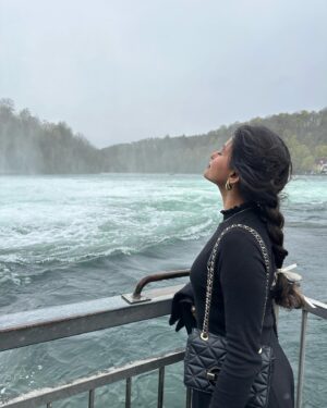 Shubhangi Tambale Instagram - All the way from #switzerland 🍃🌊🇨🇭

One of beautiful and rich countries I have been to 😊
The air is so pure ⛅️
Crystal water 💧 
The land is full of nature 🌈
Cold and clean ❄️
Yet with beautiful people 🙂