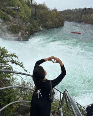 Shubhangi Tambale Instagram - All the way from #switzerland 🍃🌊🇨🇭

One of beautiful and rich countries I have been to 😊
The air is so pure ⛅️
Crystal water 💧 
The land is full of nature 🌈
Cold and clean ❄️
Yet with beautiful people 🙂