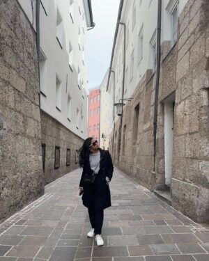 Shubhangi Tambale Instagram - All the way from #switzerland 🍃🌊🇨🇭

One of beautiful and rich countries I have been to 😊
The air is so pure ⛅️
Crystal water 💧 
The land is full of nature 🌈
Cold and clean ❄️
Yet with beautiful people 🙂
