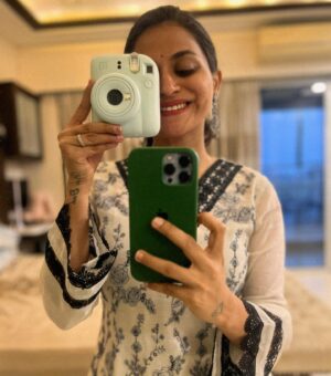 Shubhangi Tambale Instagram - Happy Mother’s Day to me ♥️
This one is lil extra special 🧿
Having tipsy in life(thank you for choosing me @tipsy_theretriever) , South Indian food in brunch and receiving gifts made my day filled with happiness 😍 

Brunch @madras.diaries 🤤
Loved it @fujifilmxindia 📷

Happy Mother’s Day again 🌸 
@anu_tambale 
@latamehta999