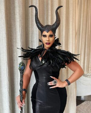 Shuga Cain Instagram - @flipphoneevents brunches this weekend were a blast! Just one more weekend left of 2022 before we take a break for the holidays. Come see us next week and celebrate my BIRTHDAY!!! #scorpioseason #dragbrunch #dragqueens #disney #maleficent
👗: @angelayalacouture