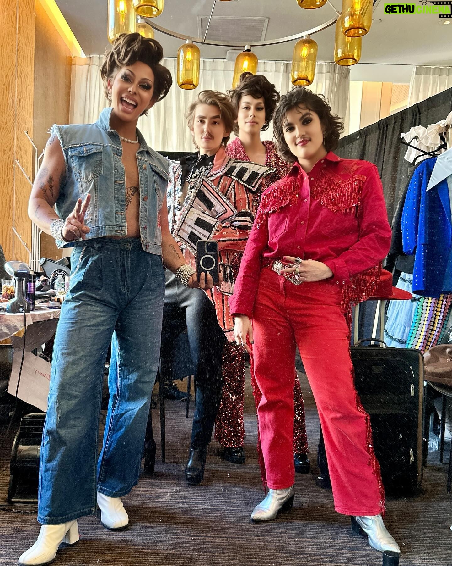 Shuga Cain - 2.6K Likes - Everything #harrystyles! Obsessed with everyone in this picture!!