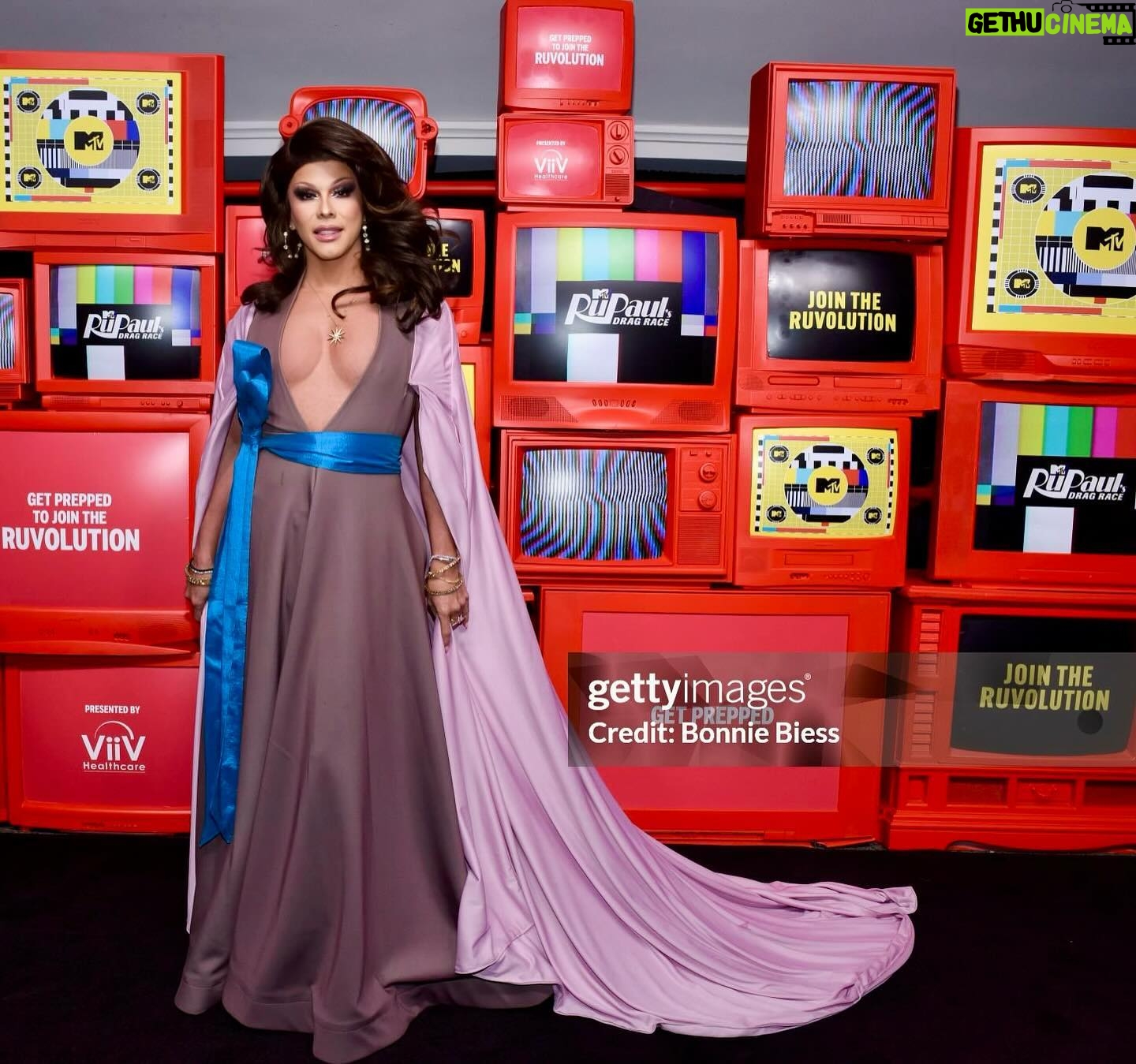 Shuga Cain - 1.7K Likes - So much fun celebrating the new sisters of @rupaulsdragrace congratulations #season16
👗 by me inspired by @maisonvalentino 😍