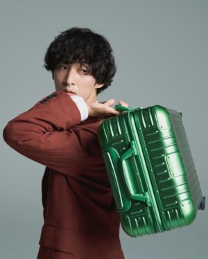 Shuhei Uesugi Instagram - いつも一緒に旅に出る @rimowa の撮影でした。
この日撮影で触れた最新カラーのEMERALDが伊勢丹新宿店本館1階ザ・ステージで開催中のポップアップイベントにて予約可能とのこと✈︎

@fashionsnapcom 
#rimowatheoriginaljourney #rimowa #rimowaoriginal #PR