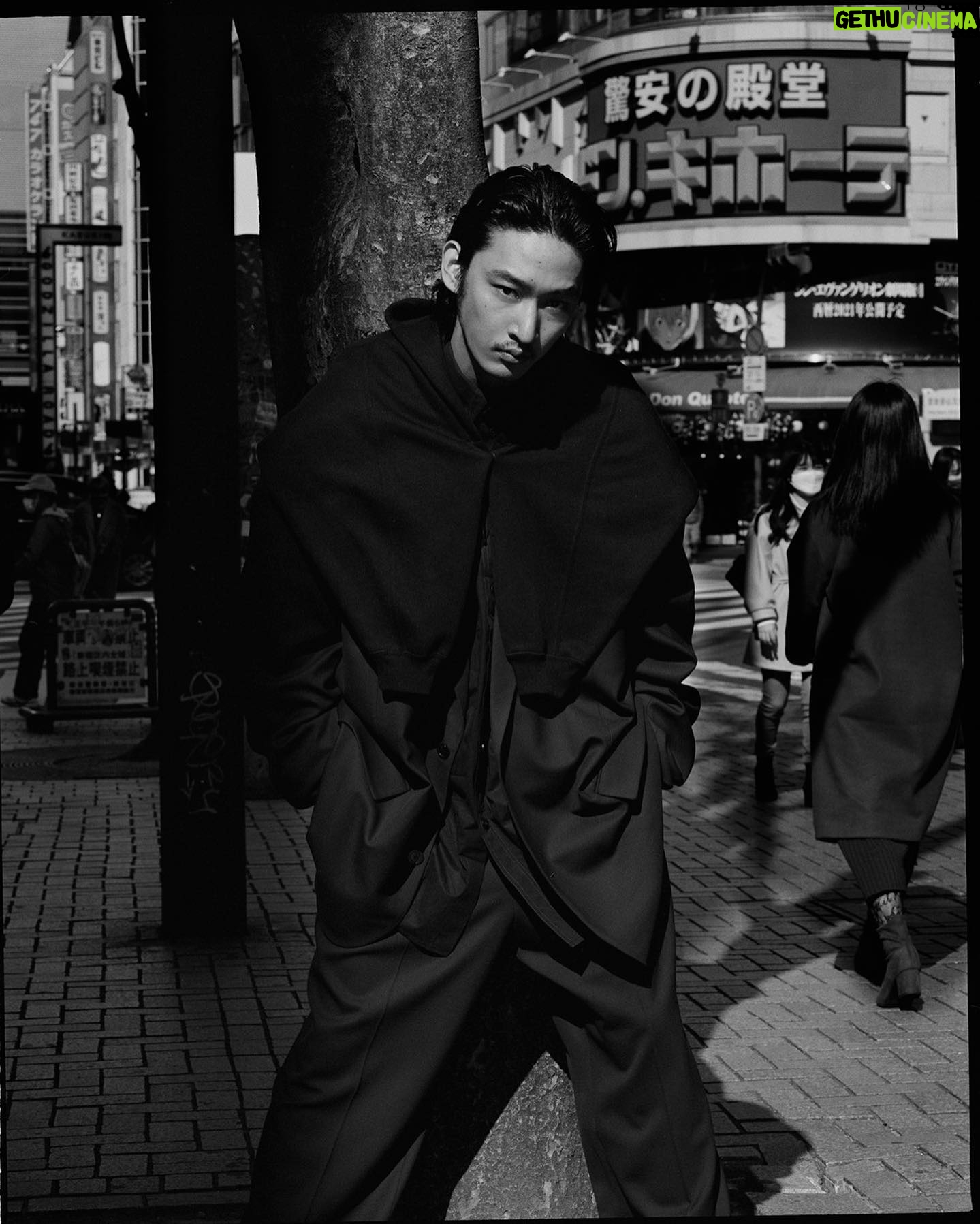Shuhei Uesugi - 17.6K Likes - SWAG HOMMES ISSUE12
IO, Shuhei and Sakura on Positive Films | BALENCIAGA
.
Photography_ @chikashisuzuki1972
Styling_ #michikokitamura
Hair&Make-Up_ @amano_onama
Edit_ @kentaro_okuzawa
.
@balenciaga
@demnagvasalia
@swag.hommes