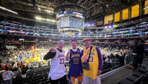 Shun Matsuo Instagram - 大好きになって３０年
はじめて現地でNBAを観戦できました。
感動！
初観戦で八村選手が見れるなんて幸せすぎます。
マジで最高！！
NBA最高！！

@nbajpn 

#FriendsofNBA