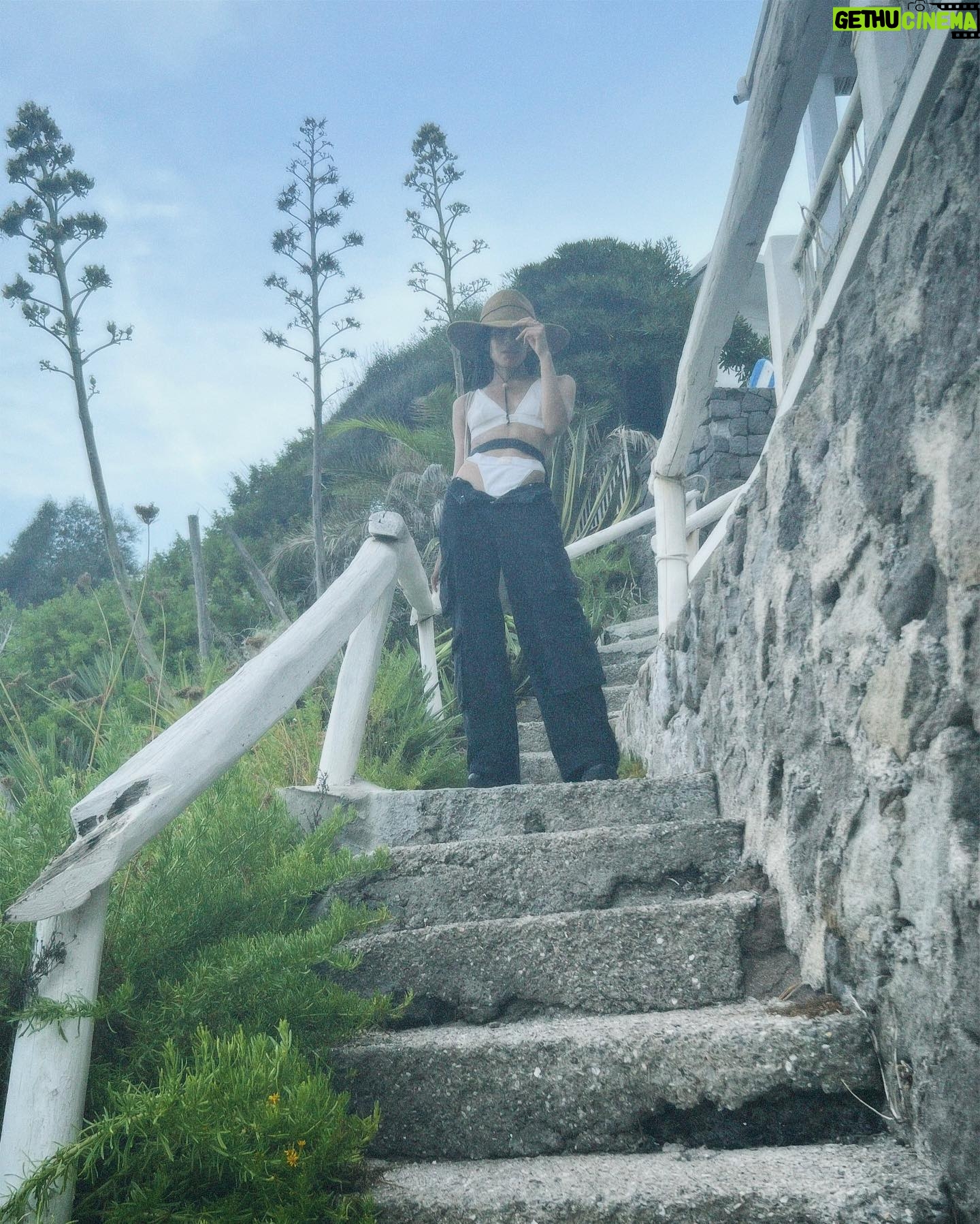 Shungudzo - 383 Likes - I woke up and the temperature was dreamy
I loved on every sad thought in my mind
I got dressed up and felt so good to be me
I stepped outside and greeted humankind