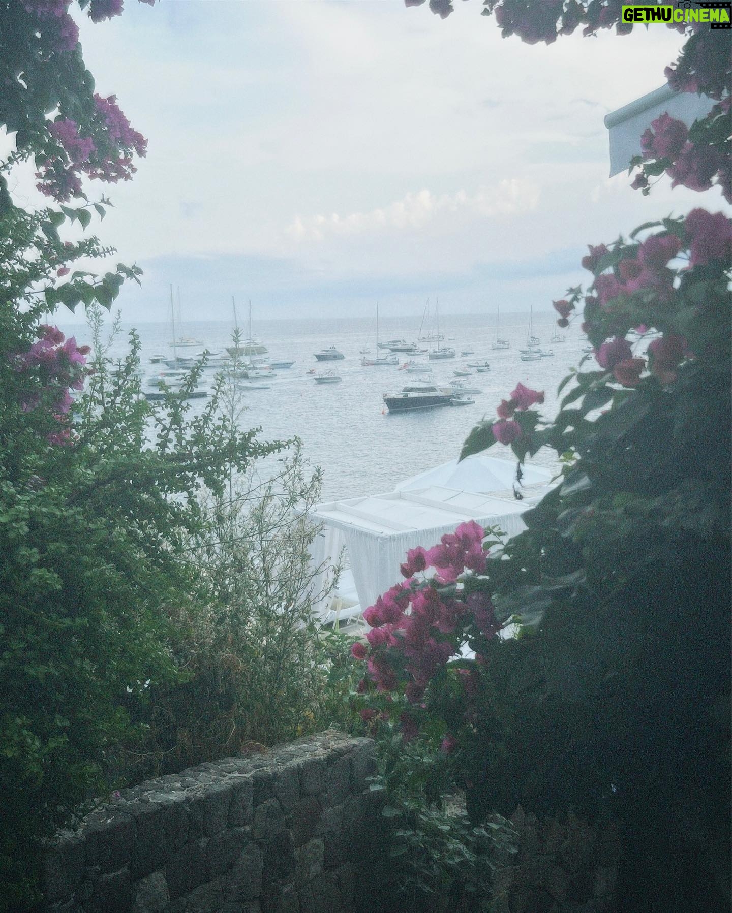 Shungudzo - 383 Likes - I woke up and the temperature was dreamy
I loved on every sad thought in my mind
I got dressed up and felt so good to be me
I stepped outside and greeted humankind