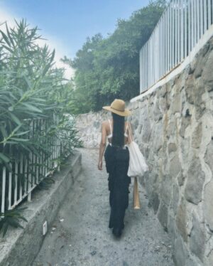Shungudzo Instagram - I woke up and the temperature was dreamy
I loved on every sad thought in my mind
I got dressed up and felt so good to be me
I stepped outside and greeted humankind