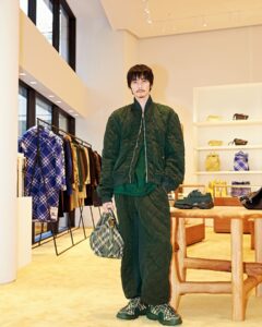 Shuntaro Yanagi Instagram - @burberry六本木ヒルズ店が12月1日(金)にリニューアルオープンとのことでひと足先にお邪魔してきました！

#PR
#Burberry
#栁俊太郎
#柳俊太郎
#shuntaroyanagi