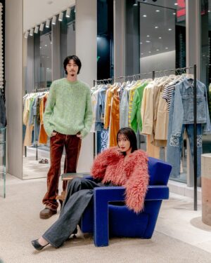 Shuntaro Yanagi Instagram - 渋谷パルコでLOEWEのウィメンズ・メンズウォレットが集結したポップアップが2月14日まで開催中！
今回は共演中の高梨臨ちゃんへの贈り物、自分への贈り物を選んでみました。ポップアップ会場の近くにロエベの常設店もあるのでチェックしてみてください！

@loewe @fashionsnapcom
#PR
#LOEWE 
#LOEWESS24
#LOEWEwallets
#ロエベ
#高梨臨
#栁俊太郎
