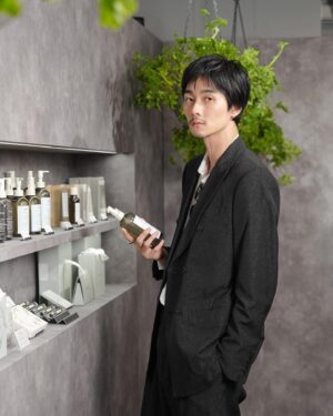 Shuntaro Yanagi Instagram - THREE初のフレグランスの発売を記念したポップアップイベント「THREE ESSENTIAL SCENTS GARDEN」に行ってきました！”Stone”と”Wood”の香りが特に好きでした！
11月20日までZeroBase表参道にて開催しているのでみなさんも是非！

@threecosmetics
#エッセンシャルセンツ
#フレグランス
#PR