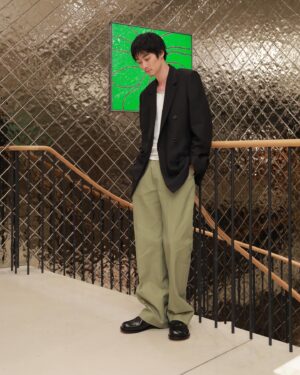 Shuntaro Yanagi Instagram - 11月11日にリニューアルオープンする「カサロエベ表参道」に行ってきました！
ジョナサン・アンダーソンが手掛けた「カサ」コンセプトの店内には、数多くのアート 作品が並び、日本展開50周年を祝して、京都の陶芸制作ユニット「スナ・フジタ」との作品が世界先行発売! すぐ隣には、キャンディショップも期間限定でオープンしてます！

#PR
#LOEWE 
#LOEWEOmotesando
#ロエベ
#shuntaroyanagi