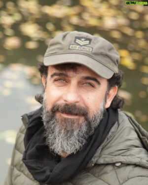 Shwan Attoof Instagram - جاران ،بەدوای ئەوەوە بووین
چۆن خۆشبەختیەکانمان 
زۆر بکەین .
ئیستە ،گیرۆدەی ئەوەین
چۆن ئازارەکانمان
کەم بکەینەوە.