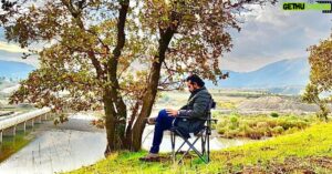 Shwan Attoof Instagram - نیازی ئێمە ئەوەبوو
لەگەڵ ئەم شەپۆلەدا ماناو شێوەی جوان بچێنین
نەک باغێک بۆ شەهوەتی نەرسیس
نیازی ئێمە ڕوانین بوو بۆئاسمانێکی دوور
نەک سەرێکی  مەست بەخۆیی و چاوێکی قەتیس
ئیدی لەئێستەدا باشترین جوڵە (وەستانە)
تاخۆڵ و خاشاک
لە
زێڕو ئەڵماس
جیائەکینەوە