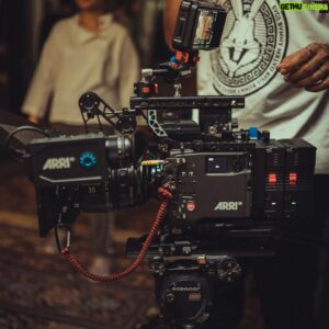 Shwan Attoof Instagram - ‏‎وێنەگرتنی فیلمی سینەمایی 'خۆشەویستی لە سەردەمی کۆرۆنا' دەستپێدەکات

‏‎‏‎فیلمی 'خۆشەویستی لە سەردەمی کۆرۆنا' بە کامێرای ئەلێکسا ٣٥ی کۆمپانیای Arri وێنە دەگیرێت، کە نوێترین ئامێری وێنەگرتنی سینەماییە و بۆ یەکەم جار لە عێراق و کوردستان بەکاردێت کە بە کوالیتی 4.6K وێنەدەگرێت. 

‏‎‏‎بۆ یەکەم جار ئەم کامێرایە لە فیلمێك لە عێراق بەکاردێت، ئەویش فیلمێکی کوردییە لە بەرهەمهێنانی سۆپرۆدەکشن و نواندنی چەند ئەکتەرێکی دیار وەک (ماهیر حەسەن و ئەحمەد جۆڵا و ڕێشان حەمۆ و سروشت کامەران و سیروان جەمال, شوان کەریم ، ژاڵە ڕەسول) کە ڕۆڵی سەرەکی تێدا دەگێڕن لەگەڵ چەند ئەکتەرێکی ئەزموندار و گەنج، و لە دەرهێنانی شوان عەتووف دەبێت و کاری سینەماتۆگرافی لە لایەن ئاوات شەریف دەبێت، وێنەگرتنی فیلمەکە لە ٨/١/ ٢٠٢٣ لە سلێمانی دەست پێدەکات.

‏‎‏‎هەموو ئەم تایبەتمەندییانە لە دوای ١٢ ساڵ کارکردن و لێکۆڵینەوە و کارکردنی ئەندازیاران و زانایان ئامادە بووە بۆ خزمەتی بواری فیلم و سینەما، بە خۆشحاڵییەوە لە سینەمای کوردیش کوالیتی بەرهەمهێنان شان بە شانی سینەمای جیهان بەرەوپێش دەچێت.