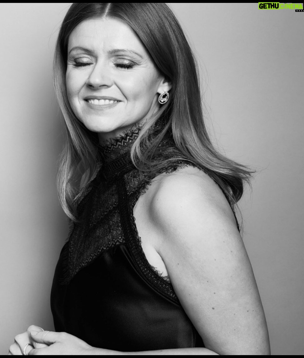 Sian Gibson - 2.9K Likes - #takeamoment4mind is a brilliant campaign by @rayburmiston and @mindcharity
Follow @takeamoment4mind for more info and visit the amazing virtual exhibition where you can upload your own eyes closed selfies to help raise funds and awareness for Mind ❤️
