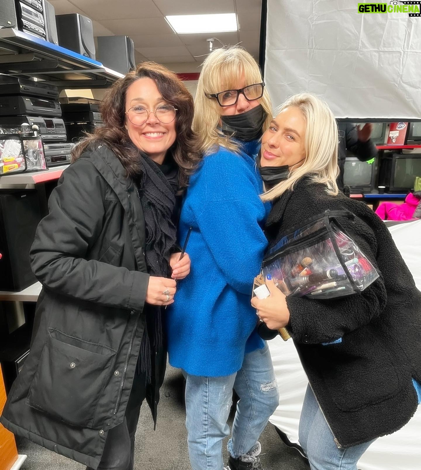 Sian Gibson - 2.2K Likes - I’m so terrible at taking pictures, it’s going to be my NY resolution this year! So here’s a dump of a few pics of the amazing team behind The Power Of Parker filmed in January. We had the best time ever! ❤️@pcolemanchester @gillisles @nathill_london @david.mumeni @rhiannonclem @fiona.lavin.makeup @beckageee @domhlms @iamjoeroberts @jillstansfieldmua