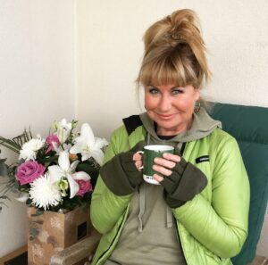 Siân Lloyd Instagram - Have a lovely weekend ❤️ #friday #weekend #weekendmood #relax #coffee #flowers #mug #hairup #green