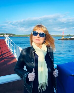 Siân Lloyd Instagram - A nice ferry trip over the Narrows to Strangford. Fish & chips in Portaferry first. Love this area 💚 #northernireland #ardspeninsula #lecalepeninsula #ferry #strangfordlough #fishandchips #sunset #travel