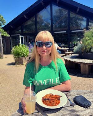 Siân Lloyd Instagram - As service stations go, this place is a real gem. And has a real heart 💚 Nothing mainstream or corporate about Tebay. Delicious homemade food and a wonderful farm shop cram-packed full of local goodies. Scotland here we come 🏴󠁧󠁢󠁳󠁣󠁴󠁿 Y gorau yn y wlad, heb os 👍 #services #tebay #cumbria #roadtrip #motorway #scotland #m6 #homemadefood