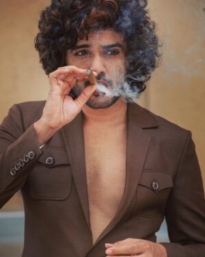 Sidhu Jonnalagadda Instagram - #djtillu throwing attitude after the trailer hit 4.2 million in 24 hours , bugger doesn’t even smoke cigars ! 
@sitharaentertainments @vimalkrishhna

Top to toe in  @raamzofficial at @westinhyderabad 
Styled by @prashantiramesh 
Clicked by @shareefnandyala 
@anilandbhanu