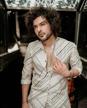 Sidhu Jonnalagadda Instagram - Photo frenzy ! 

In @sonofanoble.snob 
Stylist @neeraja.kona 
Pics @adrin_sequeira