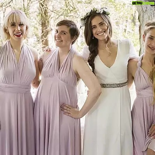 Sigge Eklund - 5.7K Likes - Idag gratulerar vi geniet Lena Dunham för att Girls fyller 10 år. Idag tänker vi på det mirakel som är hon, och på det pris hon fått betala. Idag sprider vi ordet. Idag ser vi om valda avsnitt och intalar oss att det kommer att komma fler serier som är så bra, så banbrytande och som kommer att få den typen av inflytande (fast vi innerst inne vet att det inte kommer hända). Idag tänker vi på dig, idag tackar vi dig!!!! ❤️ @lenadunham