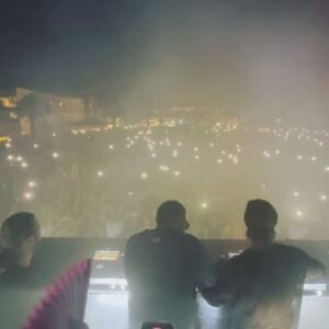 Sigge Eklund Instagram - Gillar ni också att stå precis bakom Swedish House Mafia när de kör sin första spelning på Ibiza:Ushuaïa på tre år? så att ni ser den hypnotiserade publiken i ögonen? så att ni känner scengolvet gunga och skaka som ett fartygsdäck under fötterna? så att ni och bandet och musiken och publiken smälter samman, en gång för alla?