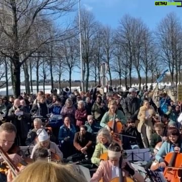 Sigrid ten Napel - 675 Likes - Tijdens de demonstratie op de A12 speelden afgelopen zaterdag zo’n zestig musici het tweede deel uit de zevende symfonie van Beethoven. “De natuur is een grote inspiratiebron voor componisten. Alles vind je erin terug; harmonie, dissonanten, ritme en vorm. Wij zijn systematisch bezig deze balans te verstoren. Dat moet stoppen. We moeten weer gaan luisteren,” aldus violist Vera Beths.
Zaterdag demonstreerden wij tegen de 17,5 miljard fossiele subsidies. Dat is 48 miljoen euro per dag. Wij eisen een directe stop van de verstrekking van fossiele subsidies. De aarde warmt te snel op. De regering doet te weinig om ervoor te zorgen dat we binnen de nagestreefde anderhalve graad opwarming blijven. Dat is onrechtvaardig naar alles wat leeft.
We stevenen af op een catastrofe als er niet snel iets verandert. Overstromingen, droogte,ontbossing, mislukte oogsten, uitstervende diersoorten. Een onleefbare planeet. Vooral armere delen van de wereld dreigen de dupe te worden van nalatig klimaatbeleid. Er moet iets gebeuren. We staan hier omdat de tijd dringt. We staan hier om een stem te geven aan het leven.
De stem die wij zaterdag lieten horen is die van de muziek. Wij spelen met een orkest waarin ieder geluid telt. Dit is hoe democratie eruit ziet. Wij zijn bezorgde burgers, wij willen worden gehoord. Maar meer nog staat de muziek voor schoonheid. Schoonheid die met het huidige klimaatbeleid in rap tempo verloren gaat.
Dat is een probleem van ons allemaal. Wat verloren gaat komt nooit meer terug. Laat het zover niet komen. Het doet ertoe.