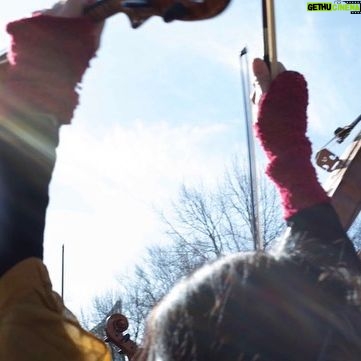 Sigrid ten Napel - 675 Likes - Tijdens de demonstratie op de A12 speelden afgelopen zaterdag zoān zestig musici het tweede deel uit de zevende symfonie van Beethoven. āDe natuur is een grote inspiratiebron voor componisten. Alles vind je erin terug; harmonie, dissonanten, ritme en vorm. Wij zijn systematisch bezig deze balans te verstoren. Dat moet stoppen. We moeten weer gaan luisteren,ā aldus violist Vera Beths.
Zaterdag demonstreerden wij tegen de 17,5 miljard fossiele subsidies. Dat is 48 miljoen euro per dag. Wij eisen een directe stop van de verstrekking van fossiele subsidies. De aarde warmt te snel op. De regering doet te weinig om ervoor te zorgen dat we binnen de nagestreefde anderhalve graad opwarming blijven. Dat is onrechtvaardig naar alles wat leeft.
We stevenen af op een catastrofe als er niet snel iets verandert. Overstromingen, droogte,ontbossing, mislukte oogsten, uitstervende diersoorten. Een onleefbare planeet. Vooral armere delen van de wereld dreigen de dupe te worden van nalatig klimaatbeleid. Er moet iets gebeuren. We staan hier omdat de tijd dringt. We staan hier om een stem te geven aan het leven.
De stem die wij zaterdag lieten horen is die van de muziek. Wij spelen met een orkest waarin ieder geluid telt. Dit is hoe democratie eruit ziet. Wij zijn bezorgde burgers, wij willen worden gehoord. Maar meer nog staat de muziek voor schoonheid. Schoonheid die met het huidige klimaatbeleid in rap tempo verloren gaat.
Dat is een probleem van ons allemaal. Wat verloren gaat komt nooit meer terug. Laat het zover niet komen. Het doet ertoe.